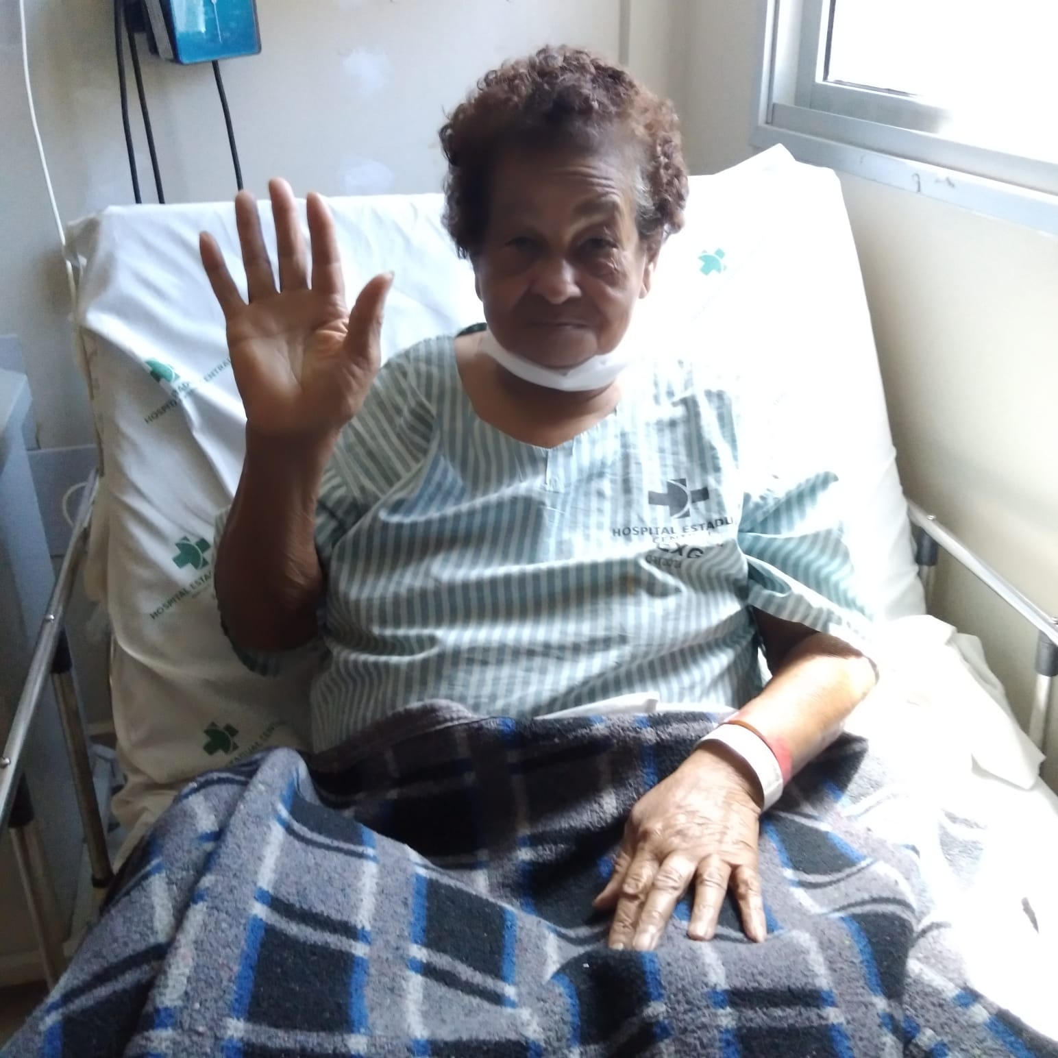 Aqui ela estava pós cirurgia, mas muito feliz por receber alta.